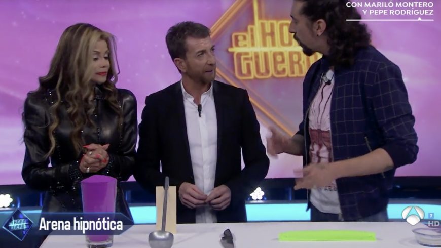 LA TOYA JACKSON JUEGA CON KINETIC SAND EN EL HORMIGUERO