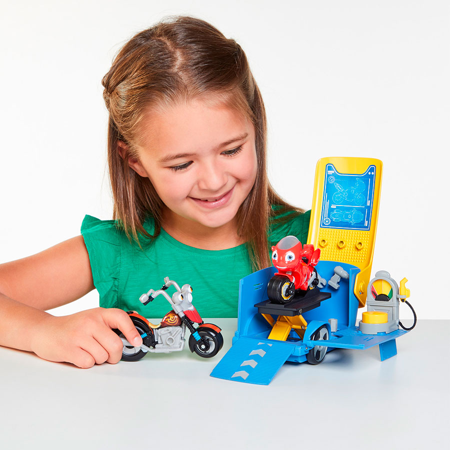 30690092-002-RZ-PLAYSET-TRAILER-DE-MAXWELL.jpg